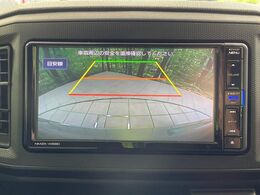 【バックカメラ】駐車時に後方がリアルタイム映像で確認できます。大型商業施設や立体駐車場での駐車時や、夜間のバック時に大活躍！運転スキルに関わらず、今や必須となった装備のひとつです！