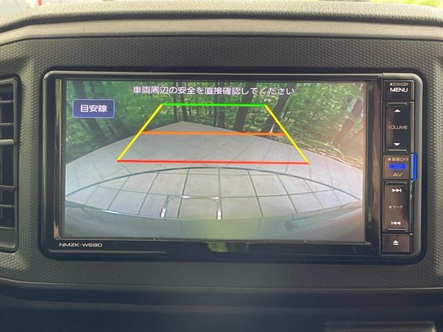 【バックカメラ】駐車時に後方がリアルタイム映像で確認できます。大型商業施設や立体駐車場での駐車時や、夜間のバック時に大活躍！運転スキルに関わらず、今や必須となった装備のひとつです！