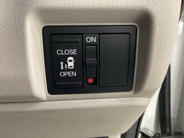 左側電動スライドドアは運転席からでも操作ができるように、ハンドル付近に開閉の操作スイッチが付いています。