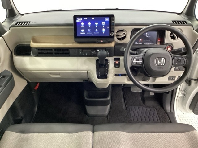 車内は光触媒抗菌消臭施工済です。インパネ周りはスタイリッシュなデザインで機能や装備も充実しています。グローブボックスやカップホルダーのほかにトレーなどたくさんの収納スペースが付いています。