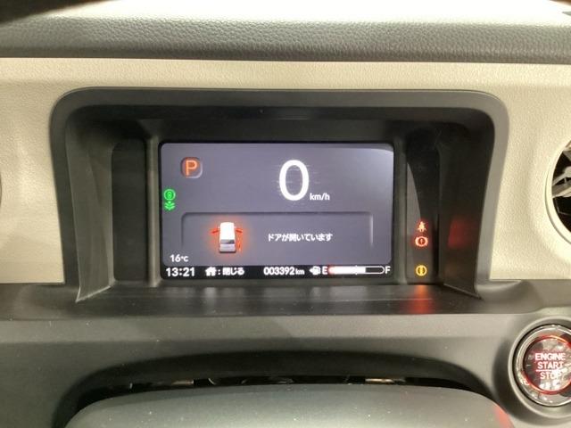 デジタル表示のスピードメーターとタコメーター、燃費やオドメーターなどの表示の他に、ホンダセンシング機能などの表示もできる多機能なマルチインフォメーション・ディスプレイです。