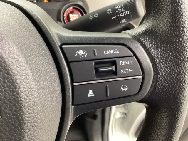 ハンドルにHondaセンシング系のクルーズコントロールやレーンキープアシストなどのスイッチが装備されています。ハンドルから手を離さず安全に操作できます。