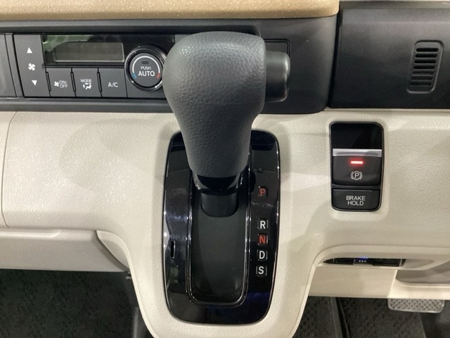 CVT車のセレクトレバーです。低速から高速まで、変速ショックのないスムーズな走りを実現するとともに、エンジン効率のよい領域を維持することで燃費にも貢献します。