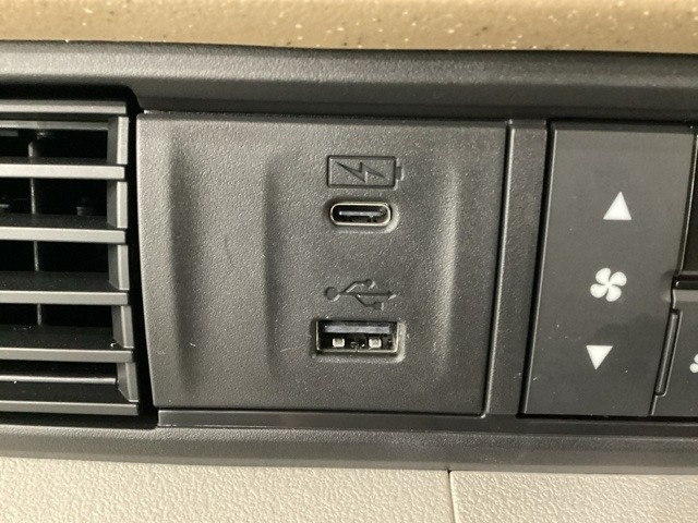 エアコン操作パネルの左側に、スマートフォンなどの充電可能なUSB端子と、音源などの外部入力の可能なUSB端子がついています。移動中に充電もできるので便利です。