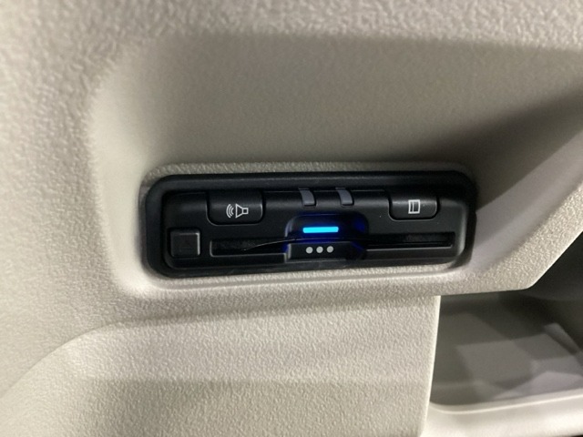 ハンドルの左下にETCがついています。高速道路の料金所の通過も楽々です。　カードの取り出しもしやすい場所についています。