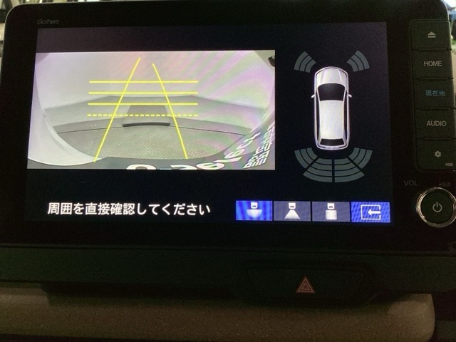 バックでの車庫入れも安心です！　リアカメラが付いているバックモニター付のナビを装備しております。バンパーについているソナーや、操作線もついており距離感も画面から確認できます。