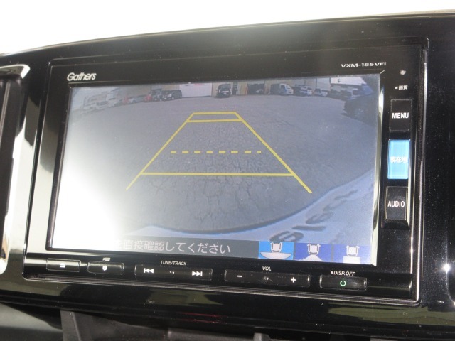 この車両は右リアドア 右部にA4サイズ程度のヘコミ傷が有ります。こちらは現状での販売となります。ご希望であれば当社にて板金修理を行うことも可能です。詳しくは担当営業までご相談下さいませ。