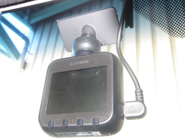 ナビゲーションはギャザズメモリーナビ（VXM-185VFi）を装着しております。AM、FM、CD、DVD再生、Bluetooth、音楽録音再生、フルセグTVがご使用いただけます。