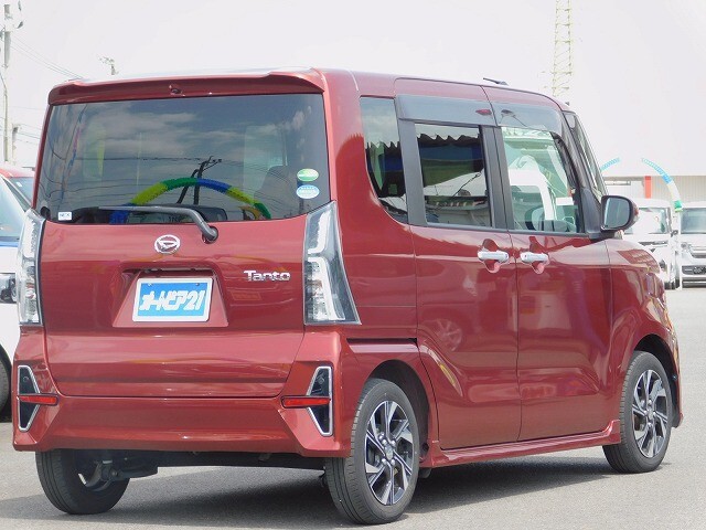 弊社は自動車（新車・中古車)の販売だけではなく、自社整備工場1カ所、鈑金工場2カ所を所有しております。