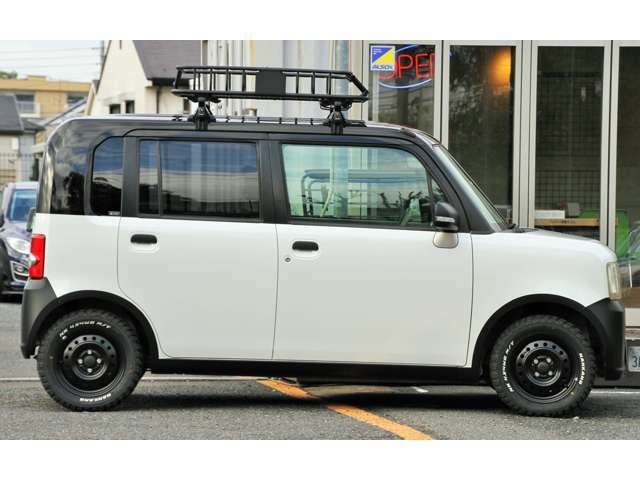 第三者による鑑定とは、お客に代わってプロの鑑定士が中古車の鑑定をするサービスです。第三者機関の鑑定士が公平な目線で内外装・機関・修復歴を鑑定。遠方の方や車に詳しくない方にも安心してお車を選んで頂けます