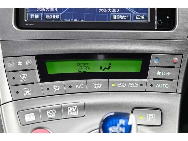 オートエアコンで見た目もスタイリッシュです。自動で風の出る位置や、風量、出る風の温度を調整してくれます。