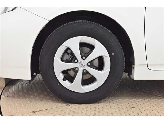 【アルミホイール】純正なので車に似合うデザインになっていますね。スタッドレスタイヤもご相談下さい。