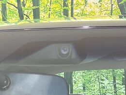 【エマージェンシーブレーキ】走行中に前方の車両等を認識し、衝突しそうな時は警報とブレーキで衝突回避と被害軽減をアシスト。より安全にドライブをお楽しみいただけます。