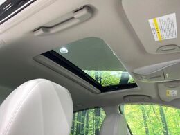 【サンルーフ】開放感たっぷりの希少装備、サンルーフが装着されています！車内に明かりを取り入れたり景色を楽しむ以外にも、車内の空気も簡単に換気できて快適です！