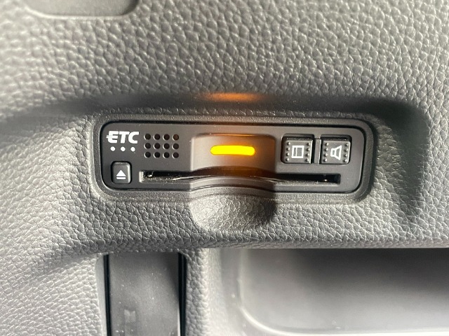 運転席左下にETCがついています。