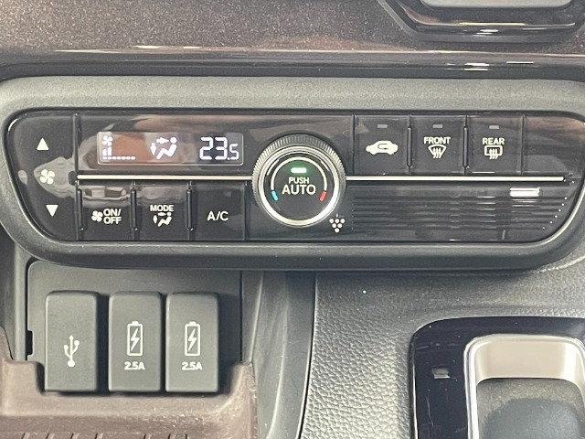 エアコンスイッチ左下にUSBソケットがついています。