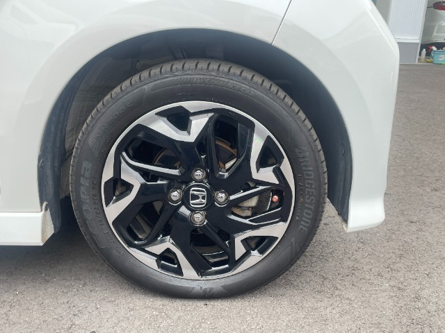 フロントタイヤの写真です。純正アルミホイール仕様になっています。