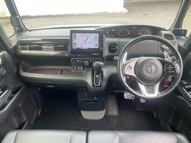 ステアリングリモコンがついていますので、音量やチャンネルを手元で操作することができます。