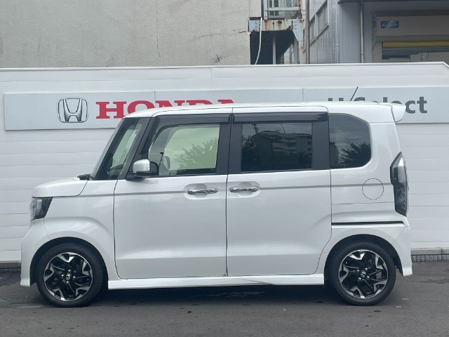 リアガラスはプライバシーガラスになっています。