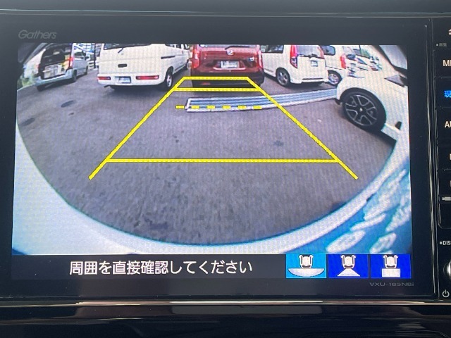 車庫入れ時に安心のバックカメラがついています。