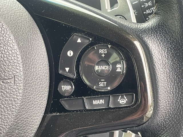 ハンドル右側にアダプティブクルーズコントロール【ACC】のスイッチがついています。