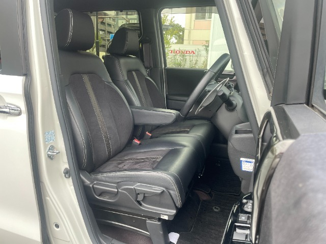 ひじ掛けのついたベンチシートタイプの運転席です。