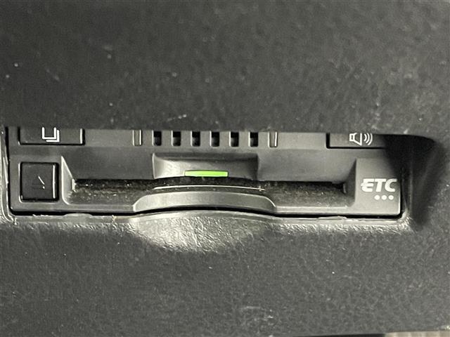 【ETC】有料道路を利用する際に料金所で停止することなく通過できる、ETC車載器（ノンストップ自動料金収受システム機器）が装備されています。セットアップを行うことで利用可能になります。
