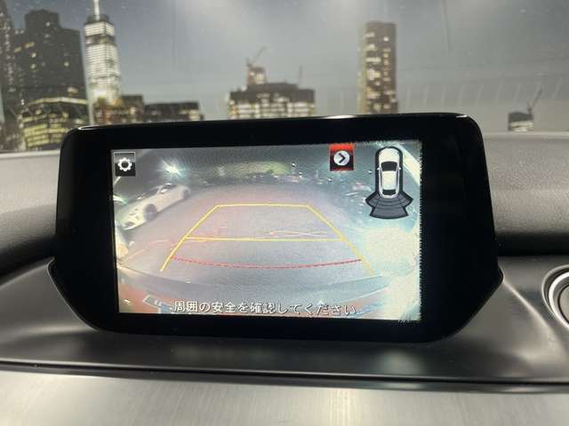 【バックカメラ】運転席から画面上で安全確認ができます。駐車が苦手な方にもオススメな便利機能です。
