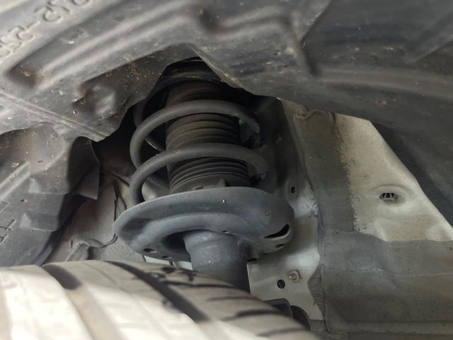 お車を安心してお乗りいただく為には、足回りの定期点検が欠かせません。サービスサポート（有償保証）では無料点検もご提供しており、安心のカーライフをお過ごしいただけるサポート体制が整っています。