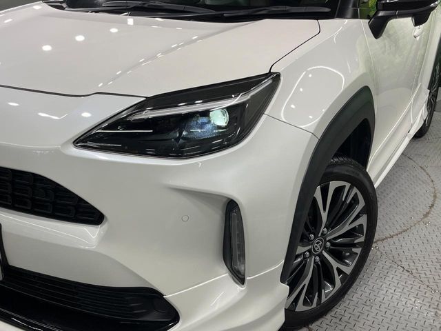 【LEDヘッドライト】悪天候や夜間走行時も良好な視界を確保し安心して運転できる高輝度LEDヘッドライトを装備！点灯速度が早く、消費電力も抑えられています。