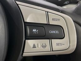 【アダプティブクルーズコントロール】高速道路での長距離走行が楽に！！自動で速度を保つクルーズコントロールが、衝突軽減システムと連携し、前方の車両を感知して車間を保つように速度調節してくれます！！