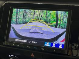 【バックカメラ】駐車時に後方がリアルタイム映像で確認できます。大型商業施設や立体駐車場での駐車時や、夜間のバック時に大活躍！運転スキルに関わらず、今や必須となった装備のひとつです！