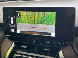 【バックカメラ】駐車時に後方がリアルタイム映像で確認できます。大型商業施設や立体駐車場での駐車時や、夜間のバック時に大活躍！運転スキルに関わらず、今や必須となった装備のひとつです！