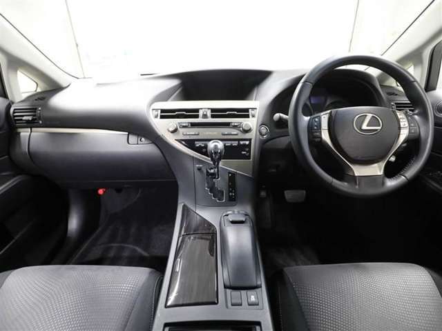 上質で落ち着いた印象のインパネ。視界も広々で運転しやすいです。