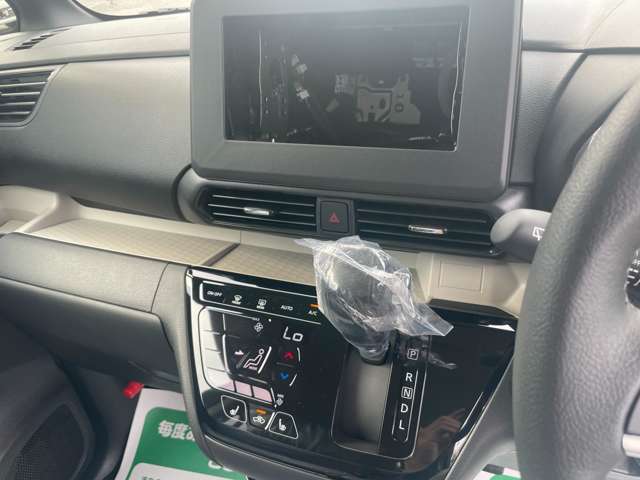 オートエアコン標準装備です。簡単操作で車内が設定した温度になるまで風量、吹き出し口を自動的に調整してくれます。いつでも快適な運転が楽しめます。