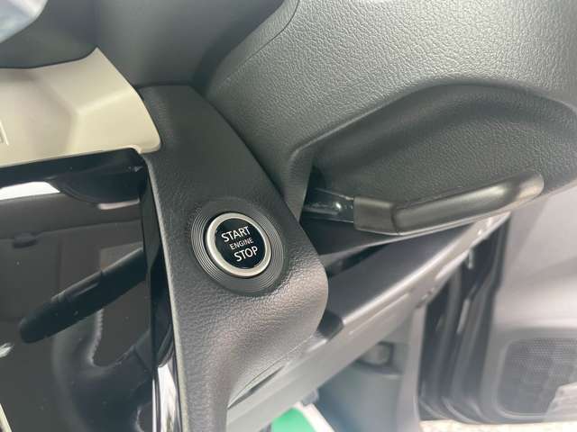 プッシュスタート標準装備です。カギを挿さずにエンジンの始動からドアの開け閉めまで出来てしまうスマートキーの仕様になっている為、カギを探す手間がありません。
