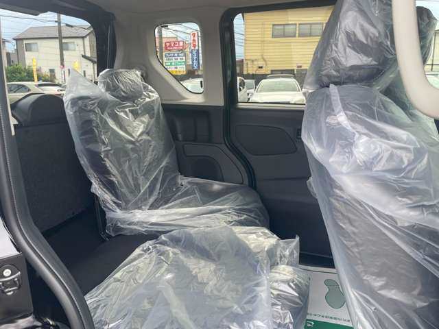 ☆後列シート片側収納☆後列シートを片側だけ格納することにより、3人乗った状態で便利で更に大きな荷物を運ぶ事が出来ます。
