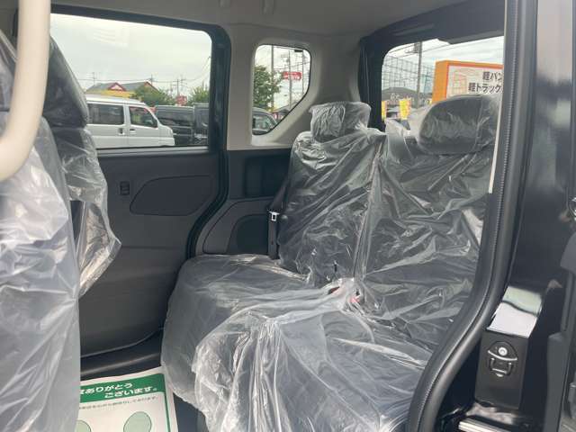 リアシートは分割式になります。ワンタッチでフラットにも出来ますのでお荷物が多い時等はフルフラットにして積む事も可能です。