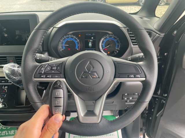 スマートキー標準装備です。車に近づいてリクエストスイッチを押せばドアの開閉ができます。更にエンジンの始動もカギを挿さずに出来ます。防犯面でも安心に繋がります。