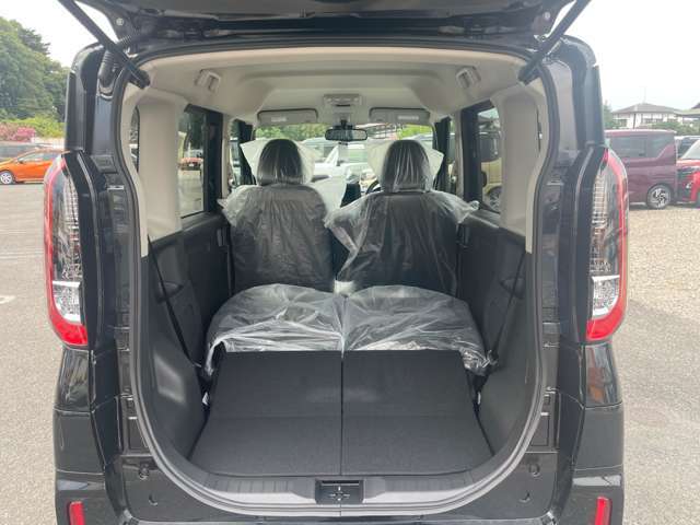 ☆フラットシート☆後部座席を倒すとフラットになる為、たくさんのお荷物や大きなお荷物を積むときに便利です！