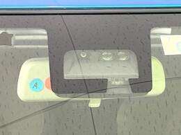 【デュアルセンサーブレーキ】走行中に前方の車両等を認識し、衝突しそうな時は警報とブレーキで衝突回避と被害軽減をアシスト。より安全にドライブをお楽しみいただけます。