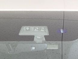 【三菱e-Assist】走行中に前方の車両等を認識し、衝突しそうな時は警報とブレーキで衝突回避と被害軽減をアシスト。より安全にドライブをお楽しみいただけます。