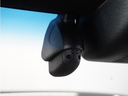 ◆ドライブレコーダー◆映像・音声などを記録する自動車用の装置です。　もしもの事故の際の記録はもちろん、旅行の際の思い出としてドライブの映像を楽しむことができます。