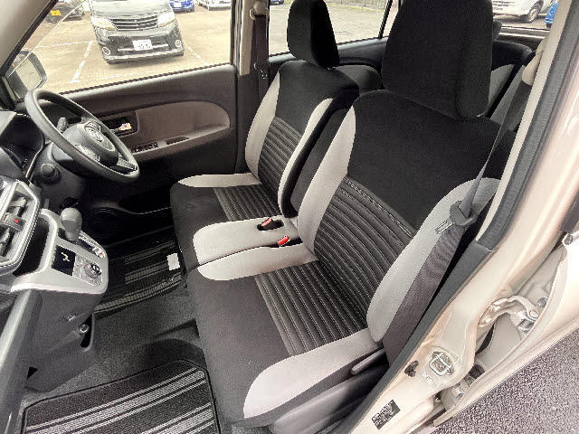 ご納車時には外装の特殊光沢磨き＆室内の除菌・抗菌・消臭の徹底クリーニングを専属スタッフが真心込めて行います！