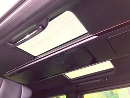 【パノラマルーフ】大型のガラスルーフ搭載で車内の解放感が一気にアップ！開放的なドライブをお楽しみいただけます。