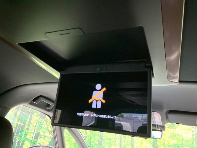 【13.2型有機ELフリップダウン】三列目からでも迫力のエンタメが観れる大画面フリップダウン。有機ELのモニターでは、一般的なフリップダウンよりも高コントラストでキレイな映像を楽しめます。
