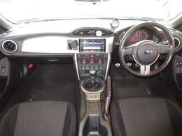 黒を基調としたブラックインテリアで、スポーティーな高級感ある内装に仕上がっております！