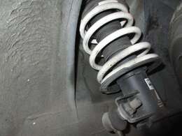 ロール姿勢制御により安定したコーナリングが実現するHKSサスペンションキットを装備です。