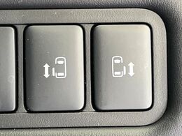 【両側パワースライドドア】スマートキーや運転席のスイッチで後席両側スライドドアの開閉が可能♪電動だから力を入れてドアを開ける必要が無く、小さなお子様でも簡単に開け閉めでき快適です♪