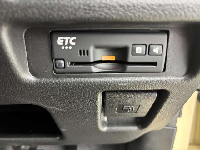 【ETC】有料道路を利用する際に料金所で停止することなく通過できる、ETC車載器（ノンストップ自動料金収受システム機器）が装備されています。セットアップを行うことで利用可能になります。